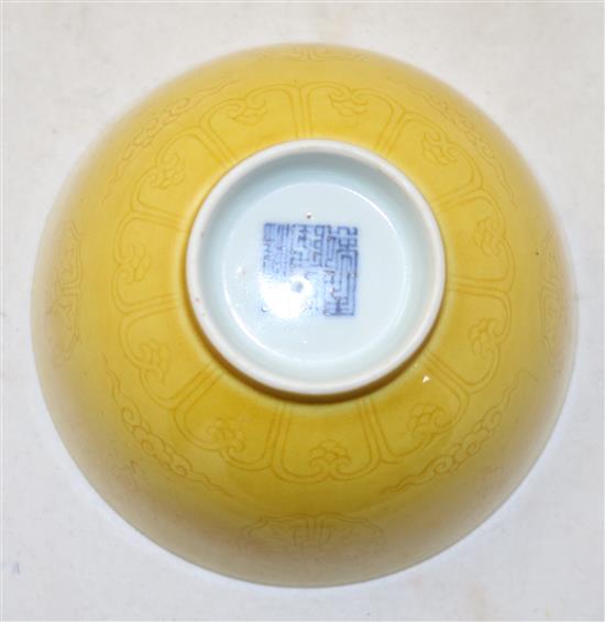 A Chinese yellow ground anhua-decorated bowl, 11.8cm